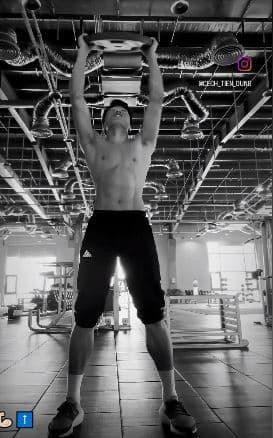 Ở thời kỳ đỉnh cao, Bùi Tiến Dũng được mệnh danh là "chồng quốc dân" được nhiều bóng hồng vây quanh. Thời điểm đó, từ ngoại hình đến gương mặt, vóc dáng của chàng thủ thành đều nhận được cơn mưa lời khen.