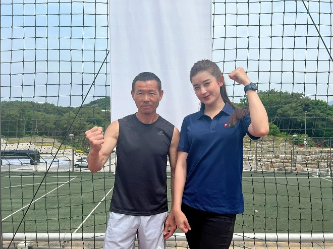 Trong ảnh, Nguyễn Trần Huyền My diện set đồ thể thao năng động phối cùng áo khoác sành điệu. Dù chỉ trang điểm nhẹ nhàng, cột tóc đuôi ngựa nhưng cô vẫn được khen xinh đẹp, rạng rỡ.