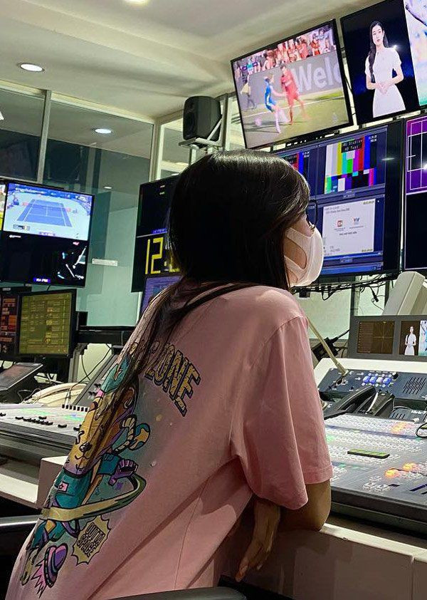 Đây không phải lần đầu tiên Huyền My chia sẻ về hình ảnh hậu trường công việc dẫn chương trình. Là MC cho chuyên mục thể thao, cô thường xuất hiện với phong cách giản dị, cơ bản như áo phông, quần jeans.