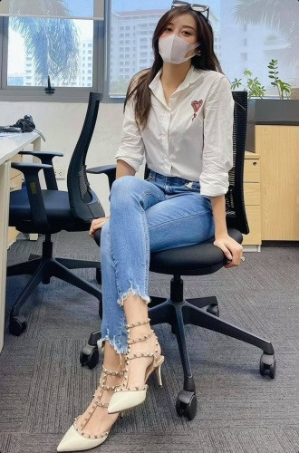 Tuy nhiên, cũng có lần Huyền My khiến nhiều người bất ngờ với phong cách hầm hố khi diện giày đinh tán sành điệu.