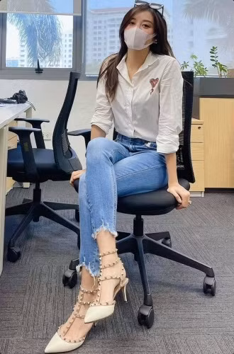 Tuy nhiên, cũng có lần Huyền My khiến nhiều người bất ngờ với phong cách hầm hố khi diện giày đinh tán sành điệu.