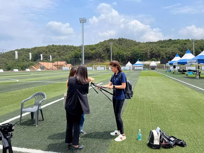 Trong chuyến công tác, Huyền My có buổi gặp gỡ phỏng vấn với bố của cầu thủ nổi tiếng Hàn Quốc Son Heung Min: "Không có Son Heung Min thì mình chụp với papa của Son nha".