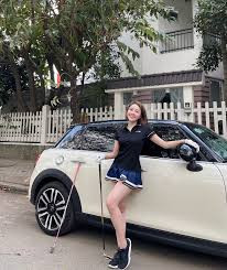 Trâm Anh tiết lộ thêm: "Mình chơi nhiều bộ môn, golf giúp mình thấy thư giãn, tinh thần thoải mái hơn sau mỗi lần ra sân. Theo mình, để giảm cân hiệu quả, tập luyện thôi là chưa đủ, 70 - 80% là phụ thuộc vào chế độ ăn uống. Chỉ cần có một chế độ dinh dưỡng phù hợp thì bạn tập bất kể bộ môn gì cũng có thể giảm cân. Còn với mình, dù chơi golf nhưng mình vẫn tập thêm gym, cardio để cơ thể được săn chắc hơn".