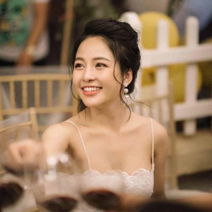 Chẳng những xinh đẹp, Trâm Anh còn sở hữu vóc dáng cân đối cùng gu mặc gợi cảm, tôn tối đa lợi thế hình thể.