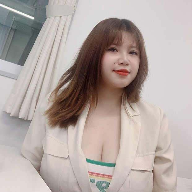 Võ Thị Thu Trang (SN 2000) không phải cái tên quá xa lạ với cộng đồng mạng. Cách đây 4 năm, cô bạn khi ấy còn là nữ sinh ở Hải Dương đã "bất đắc dĩ" nổi tiếng trên mạng khi sở hữu ngực khủng lên đến 110cm.