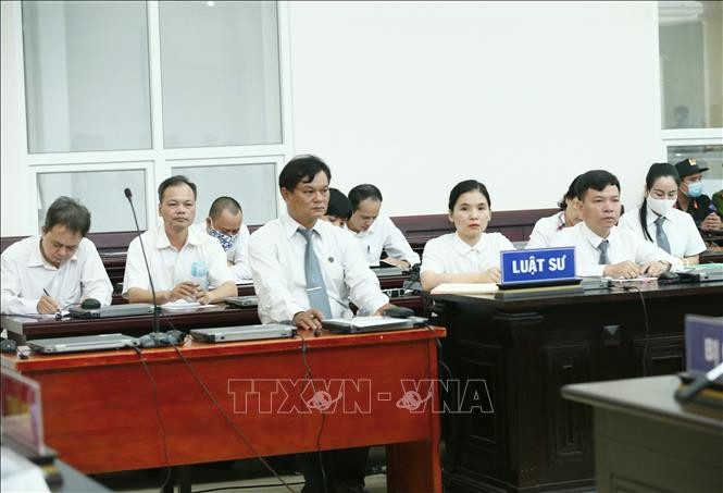 Các luật sư bào chữa cho bị cáo tại phiên tòa.