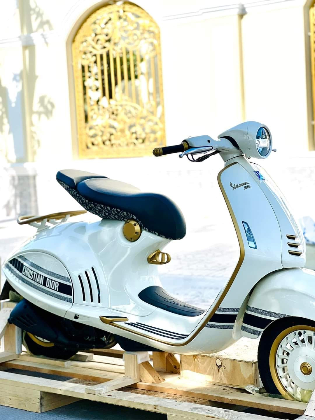 Chồng Huỳnh Như từng cho biết, mình sẵn sàng bỏ ra 1,4 tỉ để mua Vespa 946 Christian Dior cho vợ. Nhưng thời điểm đó, chiếc xe máy đặc biệt này đã bị đội giá lên đến 1,5 tỉ đồng. Và con số 1,6 tỉ là mức sang tay hiện tại của Vespa kết hợp Dior.