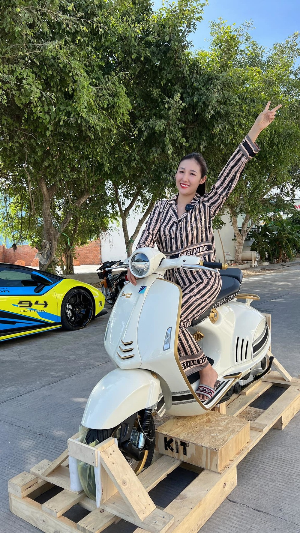 Nữ đại gia chi 1,6 tỉ "tậu" Vespa 946 Christian Dior là ai? Nu dai gia chi 1,6 ti