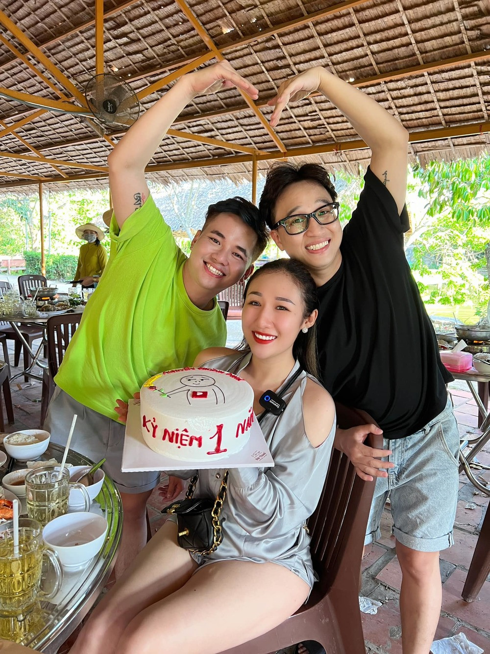 Ngoài chiếc Lamborghini Huracan LP610-4, trong bộ sưu tập siêu xe của vợ chồng Huỳnh Như còn có sự góp mặt của dàn moto khủng bao gồm xe BMW S1000RR, Honda CB1000R, một chiếc xe bán tải, xe sang Mercedes-Benz.