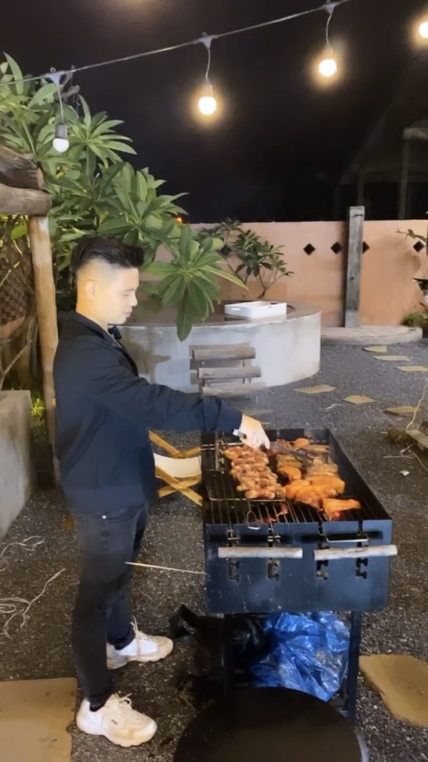 Để chiều vợ, thậm chí chính tay chồng Thu Hương tự tay nướng thịt đãi khách.