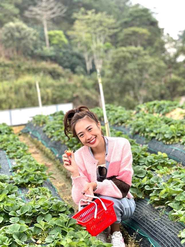 Nhớ về những ngày tháng mới bước chân vào nghề tiếp viên hàng không, Thu Trang chia sẻ: "Sau buổi phỏng vấn thi tuyển, mình hạnh phúc với sự nỗ lực của bản thân khi được trở thành tiếp viên hàng không và học khoá luấn luyện nghiệp vụ kéo dài trong 4 tháng...