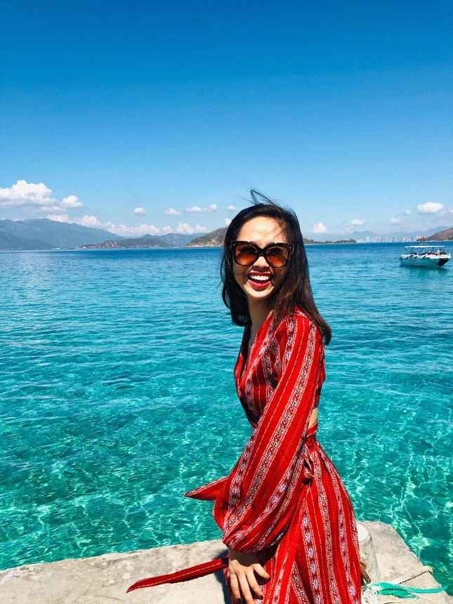 Mình từng nhận được không ít câu hỏi từ mọi người: “Sao học Luật Quốc tế mà không làm các công việc liên quan mà lại chọn Tiếp viên hàng không?” trả lời cho những thắc mắc ấy Trang đều cười và nói rằng: “Có lẽ là nghề chọn người chứ không phải người chọn nghề”. Hiện tại, mình đã gắn bó với những chuyến bay trên bầu trời xanh được 5 năm và giữ chức vụ tiếp viên trưởng tại Vietjet Air từ năm 2019." Nữ tiếp viên hàng không xinh đẹp cho biết thêm.