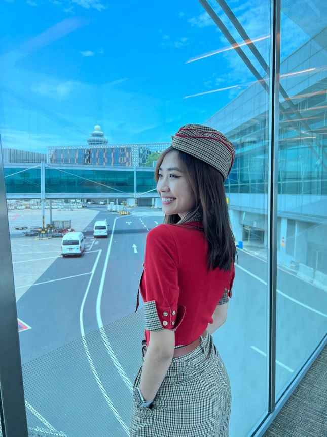 Lê Thu Trang (28 tuổi) sinh ra và lớn lên tại Thái Nguyên. Hiện tại cô đang sinh sống và làm việc ở Thủ đô Hà Nội. Năm 2017, sau 4 năm học Khoa Luật Quốc tế, Học viện Ngoại giao, gái xinh này quyết định nộp hồ sơ thi tuyển tiếp viên hàng không.