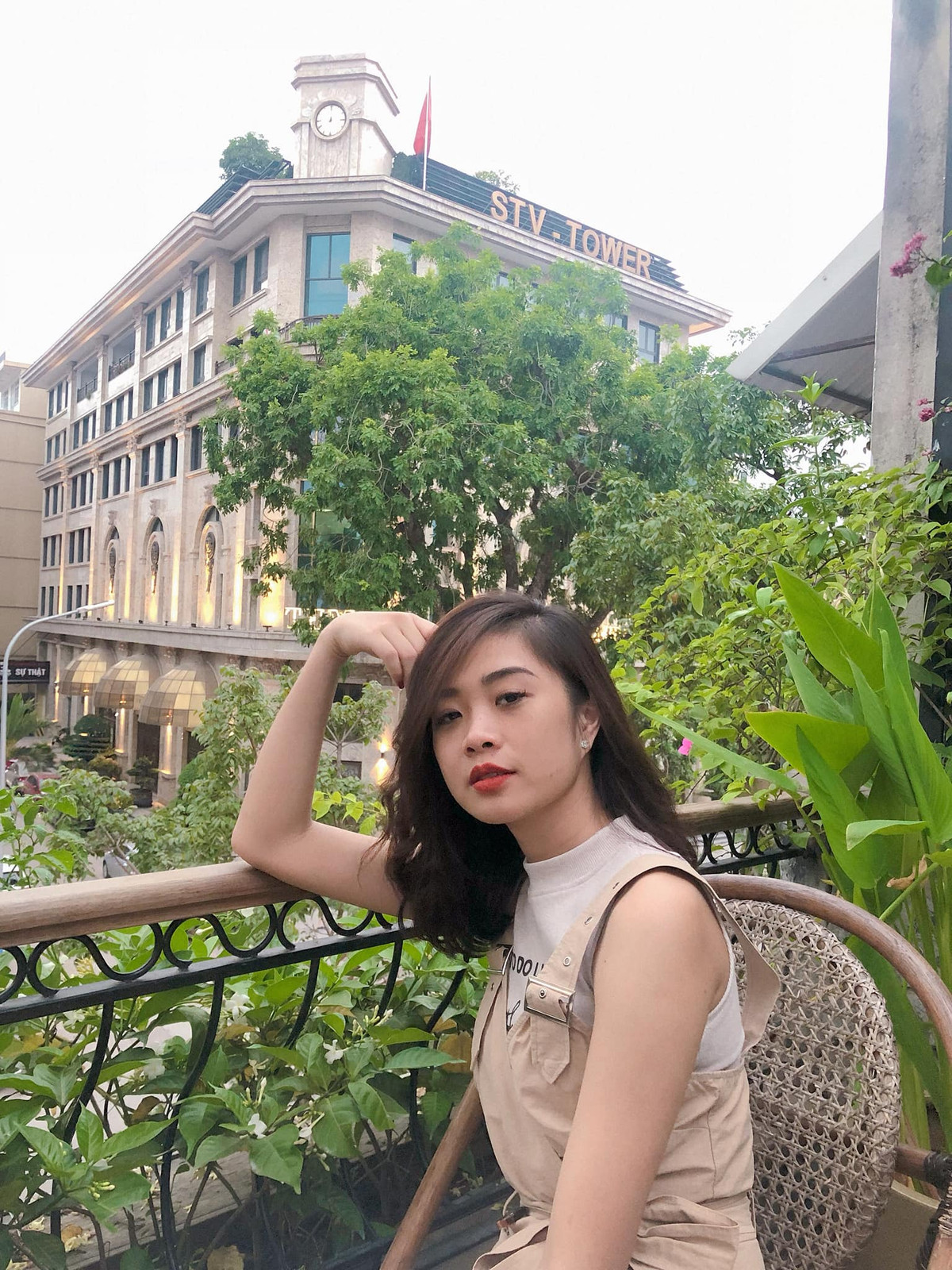 Thời gian qua, ngành hàng không là một trong những ngành chịu ảnh hưởng nặng nề nhất khi đại dịch COVID - 19 diễn ra. Vậy nên lương của tiếp viên hay phi công, kỹ thuật,... những người làm trong ngành hàng không trước và sau dịch đều có một sự thay đổi rất lớn.