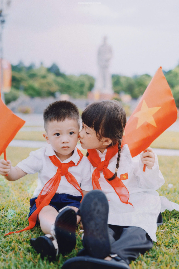 "Tự hào là con cháu Bác Hồ, búp măng non của đất nước", Phan Văn Đức chia sẻ những hình ảnh của con gái và con trai trên trang cá nhân kèm dòng trạng thái đầy tự hào.