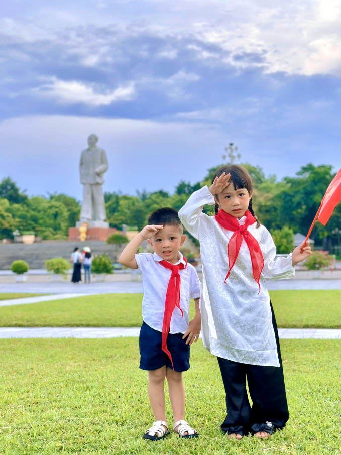 Việc dạy con yêu nước không chỉ là bổn phận mà còn là niềm tự hào của bố mẹ, gia đình như nhà Phan Văn Đức... Yêu đất nước từ thuở ấu thơ giúp các em mở rộng tâm hồn trước lịch sử oai hùng của quốc gia.