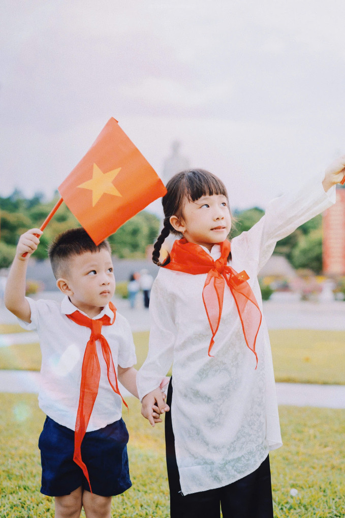 Nhân dịp Quốc khánh 2/9, Phan Văn Đức cùng Võ Nhật Linh đã lên ý tưởng đưa con đi chụp ảnh. Các bé tuy con nhỏ nhưng cô vùng thích thú khi được vẫy lá cờ Tổ quốc.