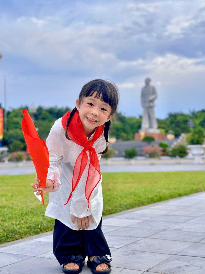 Hình ảnh bé gái nhà Văn Đức diện lên mình bộ áo dài cầm theo cờ Tổ quốc để chào mừng lễ Quốc khánh lập tức gây sốt trên các nền tảng mạng xã hội
