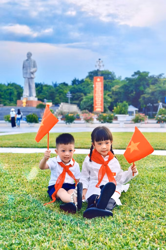 Với tình yêu nước nồng nàn, khi trở thành bố của hai đứa con, cầu thủ Phan Văn Đức cùng vợ từng là giáo viên mầm non đã truyền cảm hứng yêu nước cho con ngay từ nhỏ.