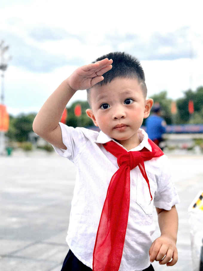 Con trai Phan Văn Đức mặc đồng phục, đeo khăn đỏ ngày Quốc khánh 2/9.