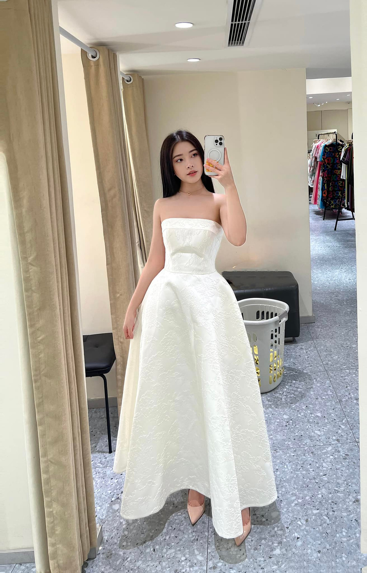 Meily Mia có sự thay đổi ngoạn mục về phong cách trong những năm gần đây. Không còn nét trong trẻo, ngọt ngào như tuổi 17, 18, hot girl Hà Nội quyến rũ hơn ở tuổi 23.