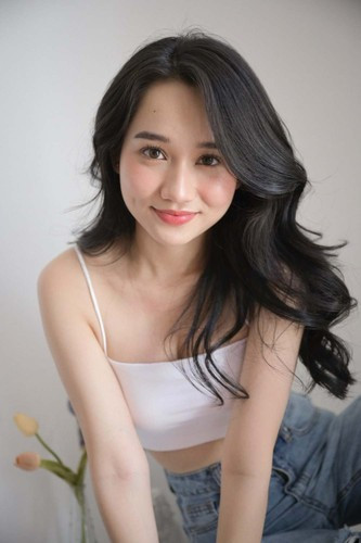 Trước đó, diễn viên Mắt Biếc cho hay vì tăng cân đột ngột trong thời gian ngắn, cơ thể cô xuất hiện nhiều vết rạn quanh vùng hông, mông và đùi.