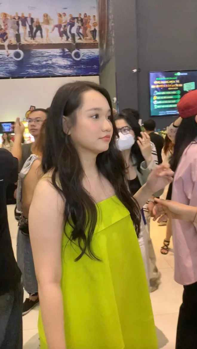 Bên cạnh nguyên nhân ăn uống ngon miệng thì hot girl Trúc Anh còn bị gai cột sống và thoái hóa khớp chân nên ít vận động, dẫn đến tăng cân mất kiểm soát.