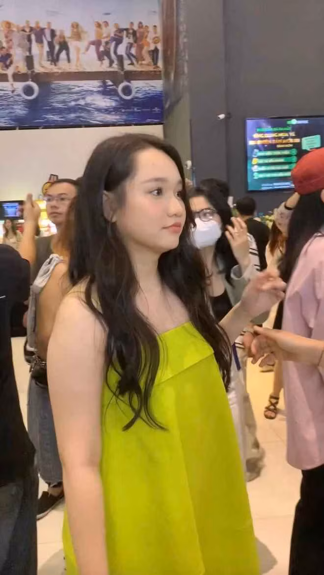 Bên cạnh nguyên nhân ăn uống ngon miệng thì hot girl Trúc Anh còn bị gai cột sống và thoái hóa khớp chân nên ít vận động, dẫn đến tăng cân mất kiểm soát.