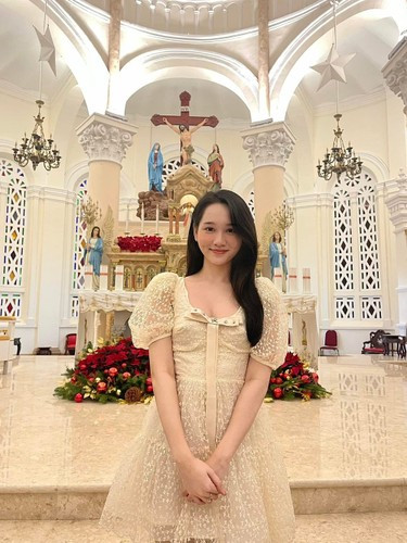 Hot girl Mắt Biếc nói thêm cô có thể dùng phần mềm để chỉnh sửa bức ảnh sao cho hoàn hảo hơn bằng cách xóa các vết rạn. Tuy nhiên, Trúc Anh không làm thế.