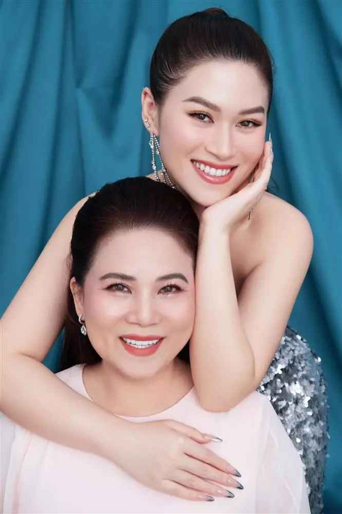 Trên trang cá nhân, Ngọc Thanh Tâm mới đây gây chú ý khi tung bộ ảnh cùng người mẹ giàu có, quyền lực.