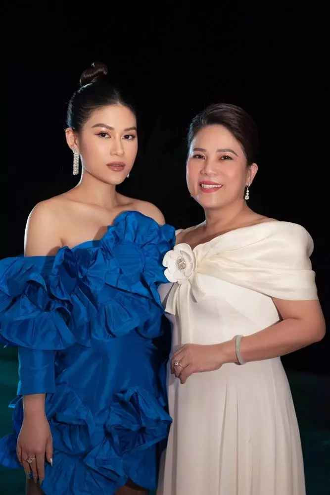 Ở tuổi này nhưng bà Bích Hằng vẫn giữ được nét trẻ trung, vẻ đẹp quý phái của người có chức có quyền.