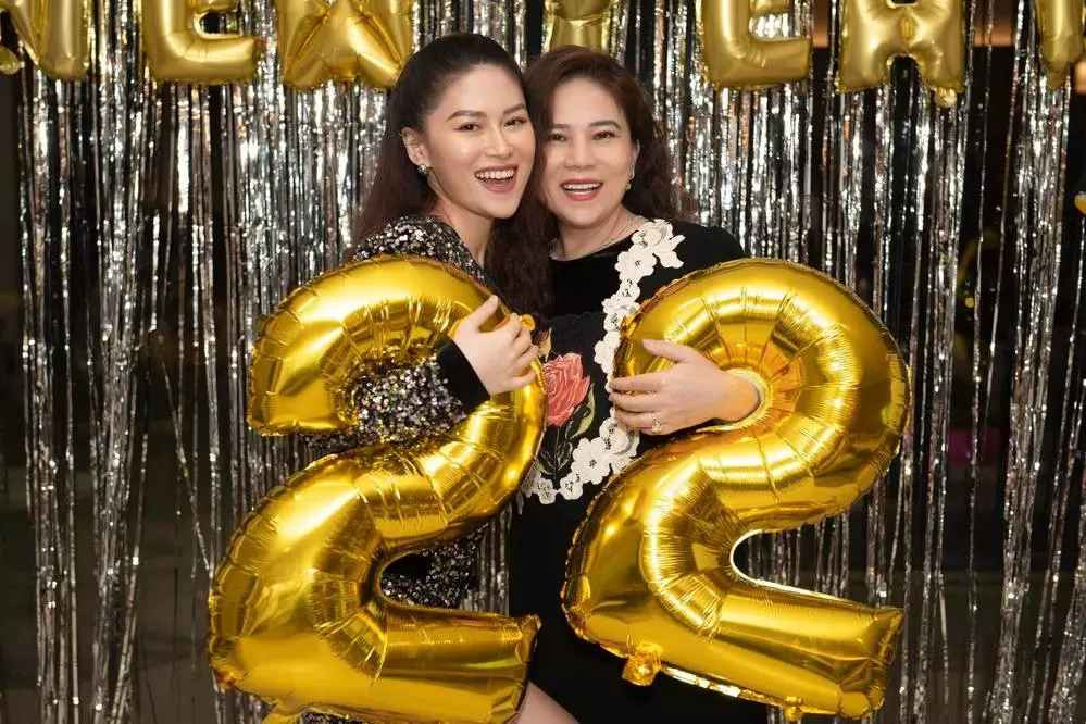 Nhìn hai mẹ con, mọi người hết lời ngợi ca, còn nói họ trông giống chị em hơn.