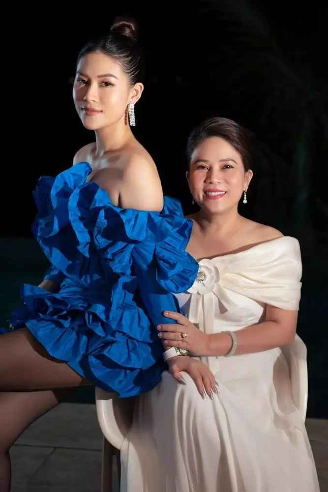 Trong ảnh, nàng rich kid sinh năm 1993 diện chiếc đầm quây ngực màu bạc ánh kim, còn đấng sinh khoác trên mình chiếc váy hồng.