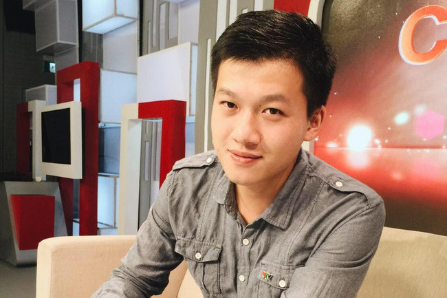 Động thái này của MC Trần Ngọc khiến nhiều người cảm thấy ngỡ ngàng. Theo một số netizen, chàng MC răng khểnh điển trai không chỉ bênh vực công khai đồng nghiệp mà còn "tuyên chiến" với những người không hài lòng với bản tin "não bò sát" của VTV.