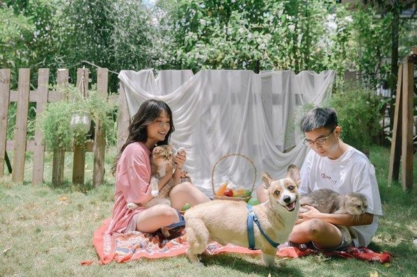 Thông qua những hình ảnh trên MXH, có thể thấy Bụt là chàng trai rất có điều kiện. Anh chàng sở hữu chiếc Lexus RX có giá khoảng 4 tỷ. Ngoài ra, Bụt cũng là một tay chơi hàng hiệu không phải dạng vừa với khá nhiều món đồ đến từ các thương hiệu như Gucci, Balenciaga, Givenchy...