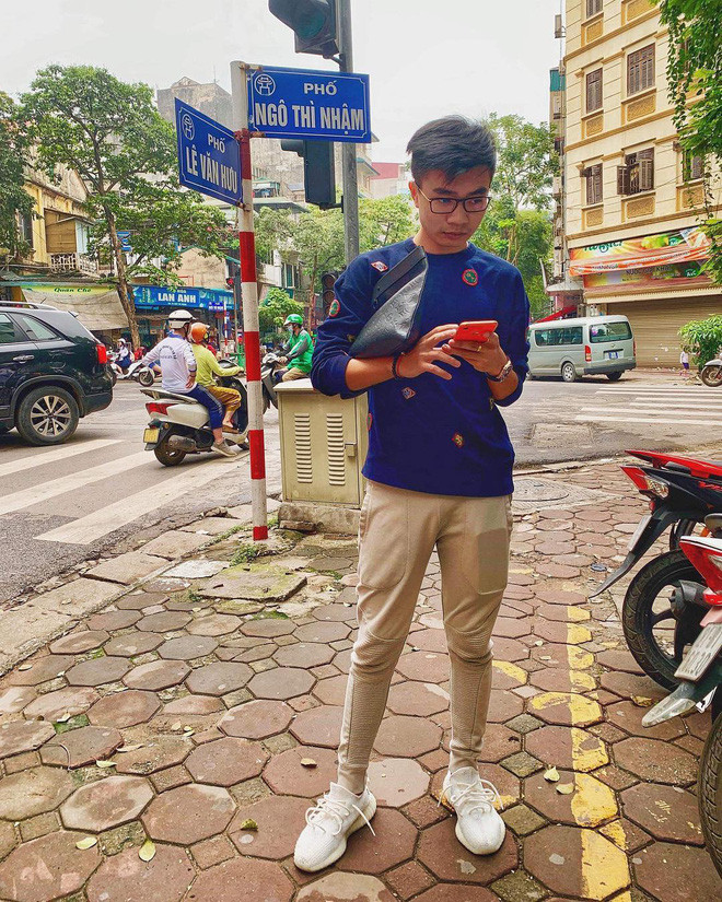 Khi còn yêu nhau, Bụt từng tặng Linh Ngọc Đàm chiếc iPhone 11 mới cóng, hót hòn họt ở thời điểm đó. Ngoài ra, anh chàng cũng 2 lần tặng bạn gái cũ nhẫn kim cương trong dịp sinh nhật và một lần thì... không nhân dịp gì.