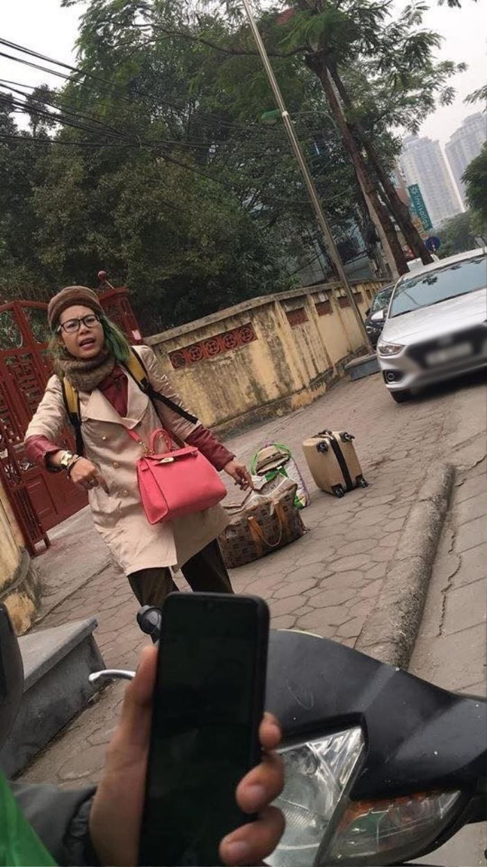 Cứ mỗi nơi Bella đến, cô lại nhận được nhiều sự quan tâm, chú ý của người dân địa phương bởi hình ảnh khác biệt của mình. Người dân cũng không khỏi xót xa cho người phụ nữ không được bình thường này.