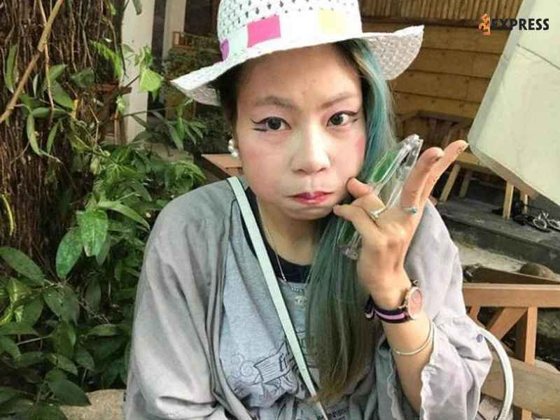 Nhiều người không khỏi thắc mắc, thời gian Bella sinh hoạt, ăn uống ra sao; tiền xăng xe ở đâu để cô có thể đi hết từ địa phương này đến địa phương khác trong khi cô không có công việc nào?