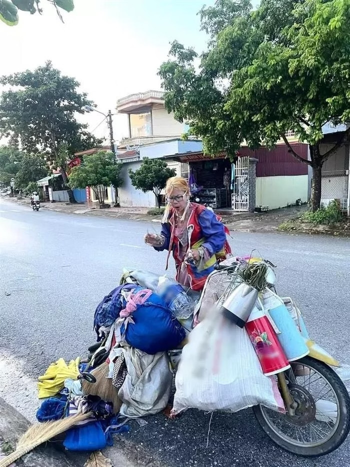 Thời gian sau này, người ta thường xuyên thấy Bella với hình ảnh ăn mặc diêm dúa, khó hiểu, đi trên con xe máy chất chứa nhiều đồ đạc, lang thang ở nhiều tỉnh thành: Hải Dương, Thái Bình, Thanh Hoá...
