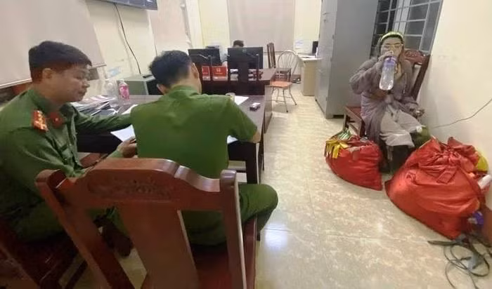 Mới nhất, ngày 4/9, UBND xã Đại Lộc, huyện Hậu Lộc, tỉnh Thanh Hóa cho biết, "hot girl" Bella vừa được công an xã Yên Dương, huyện Hà Trung bàn giao cho Công an huyện Hậu Lộc điều tra về hành vi trộm cắp xe máy.