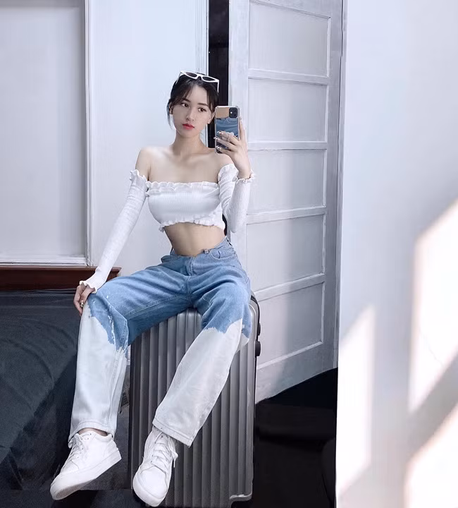 Thùy Trang hiện tại là người mẫu nội y có tiếng Hà thành. Trên trang cá nhân, cô nàng chia sẻ nhiều hình ảnh xinh đẹp, gợi cảm khi làm mẫu cho các cửa hàng nội y nổi tiếng.