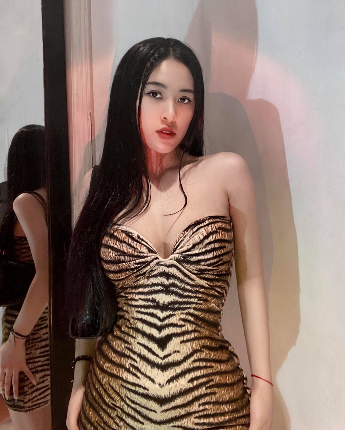 Thùy Trang từng là sinh viên ngành Thiết kế đồ họa của trường Đại học Kinh doanh và Công nghệ Hà Nội. Hiện tại, cô vẫn theo đuổi công việc đúng ngành, bên cạnh đó làm mẫu nội y và kinh doanh thời trang riêng.