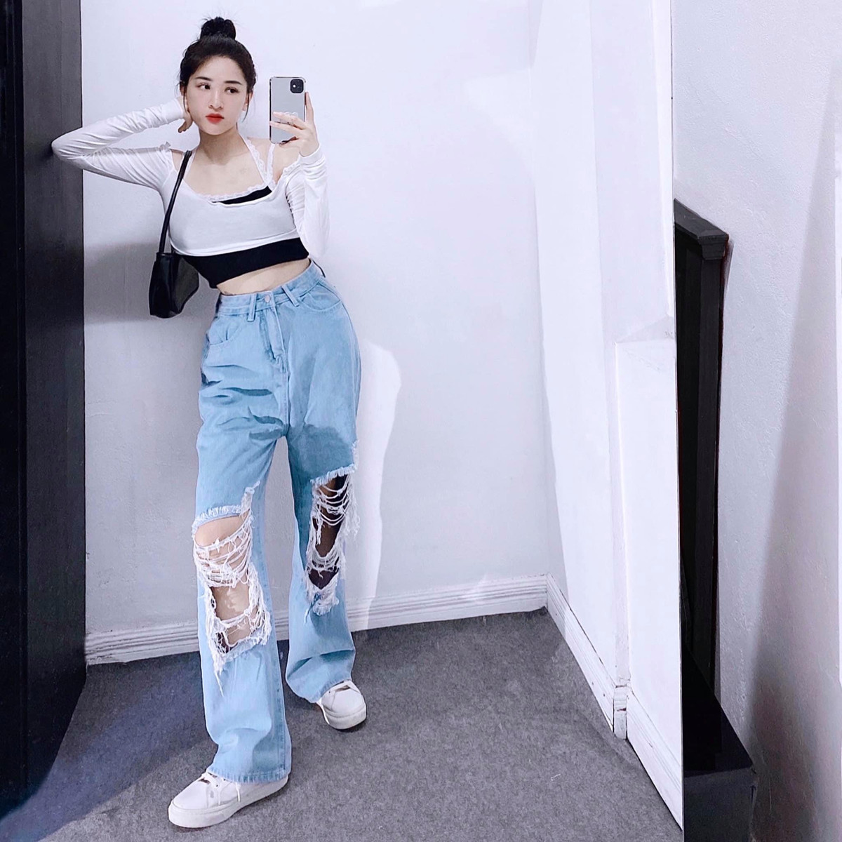 Xuất hiện trên mạng xã hội với những hình ảnh gợi cảm, Thùy Trang gặp không ít rắc rối. Cô nhiều lần đọc được những bình luận gièm pha về ngoại hình của mình hoặc những lời mời gọi khiếm nhã.