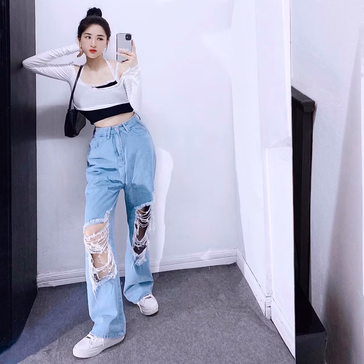 Xuất hiện trên mạng xã hội với những hình ảnh gợi cảm, Thùy Trang gặp không ít rắc rối. Cô nhiều lần đọc được những bình luận gièm pha về ngoại hình của mình hoặc những lời mời gọi khiếm nhã.