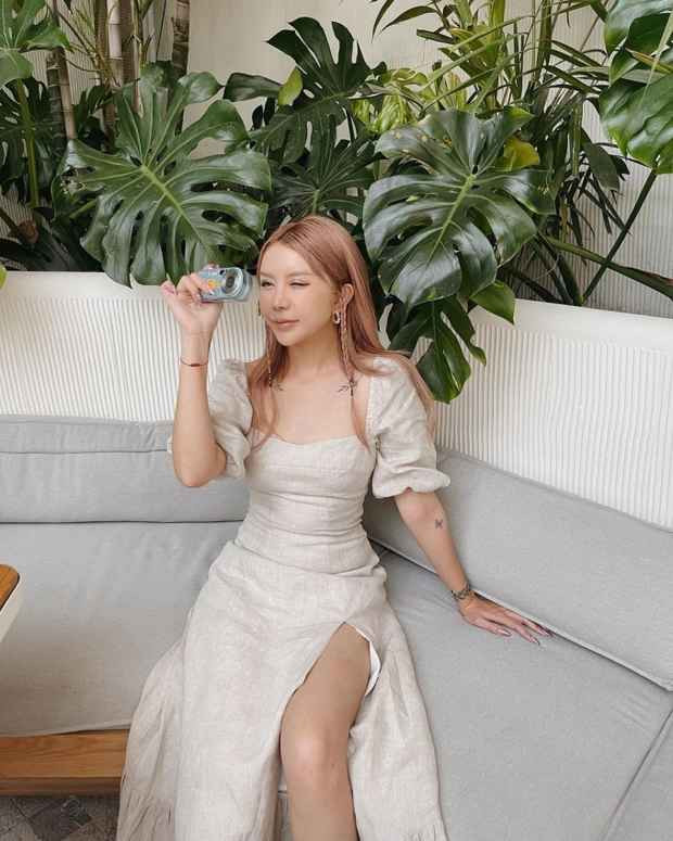 Được biết, vào cuối năm 2023, Hạt Mít khoe căn hộ thứ 3 tại một chung cư cao cấp ở quận 4. Song mới đây nhất, cô tiếp tục “flex” khi đi nhận căn chung cư thứ 4 có view sông ấn tượng.