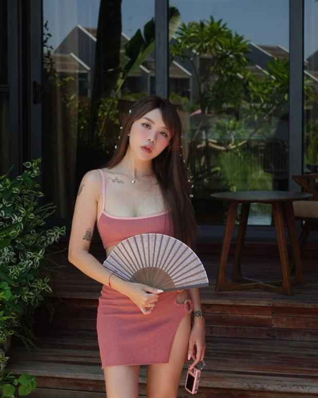 Hạt Mít còn được nhiều người biết đến trên cương vị làm chủ chuỗi nailroom đình đám cả nước. Nếu ai theo dõi nàng hot girl này từ lâu đều biết, cô nàng cực kỳ “mát tay” trong khoản kinh doanh từ lĩnh vực làm đẹp tới đầu tư bất động sản.