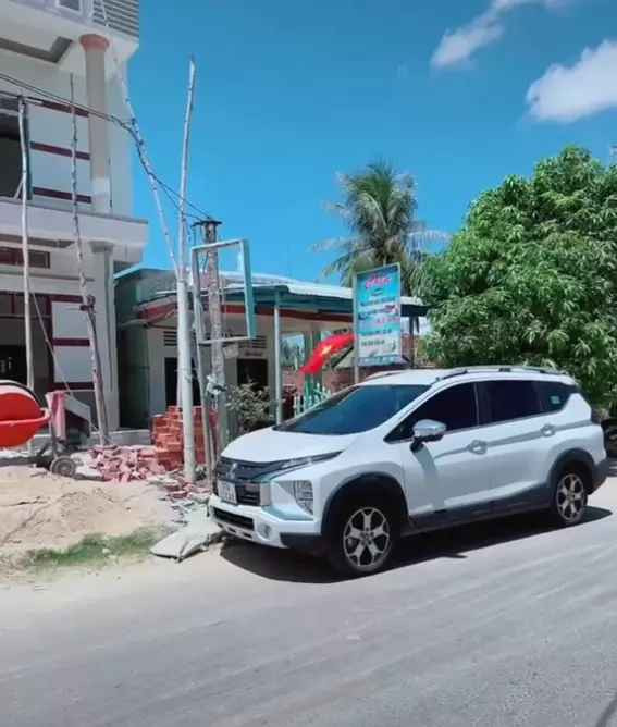 Mới nhất trên kênh TikTok cá nhân, Lộc Fuho một lần nữa khiến dân mạng bật cười với độ vừa lầy vừa "nhây" của bản thân. “Làm phụ hồ vất vả lắm, nếu không đẹp trai như thầy thì không có cô gái nào theo đâu”, vừa dứt lời nói trong clip, hiện tượng mạng này tiếp tục làm công việc hàng ngày là bê vác xi măng.