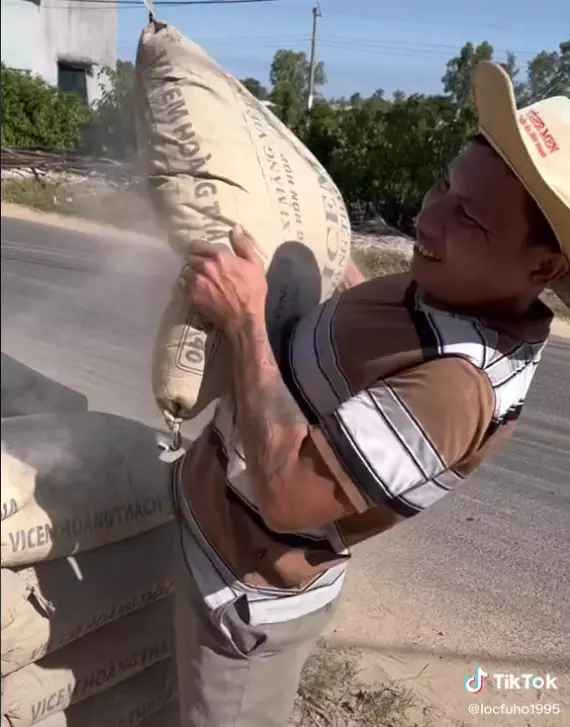 Dù không có ngoại hình nổi bật nhưng nhờ cách nói chuyện hài hước, sự chân chất đã giúp Lộc Fuho trở thành hiện tượng mạng nhận về sự chú ý. Hiện anh có trang Facebook hơn 1 triệu người theo dõi, kênh YouTube 1,6 triệu đăng ký và TikTok cả triệu lượt follow.