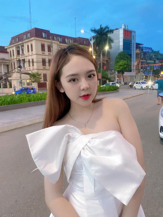 Bên dưới những hình ảnh Huyền Châu đăng tải trên Facebook có rất nhiều bình luận như: "Hot girl tiểu học giờ khác quá", "Huyền Châu trổ mã xinh như thiên thần"...