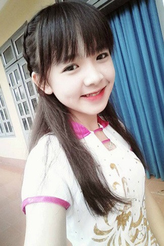 "Hot girl tiểu học" ngày nào giờ lột xác làm netizen chóng mặt Trần Huyền Châu (sinh năm 2001) được biết đến lần đầu tiên vào năm 2015 khi diện áo dài xinh xắn, dễ thương.